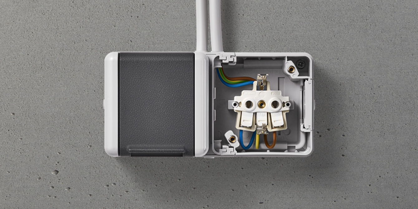 Doppelsteckdose mit Trennsteg bei Schenker Elektrotechnik Inh. Mustafa Sen in Hanau